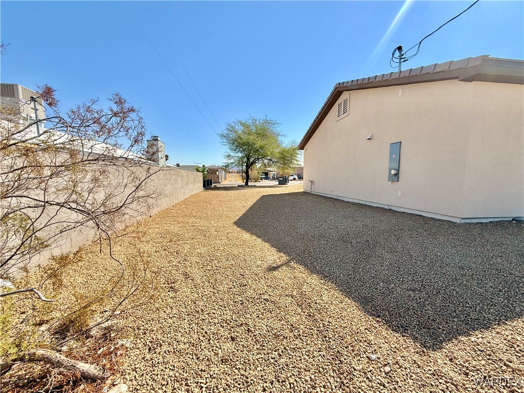 1671 Emerald Road Bullhead City, AZ 86442 - Photo 37 of 39 Side of Structure