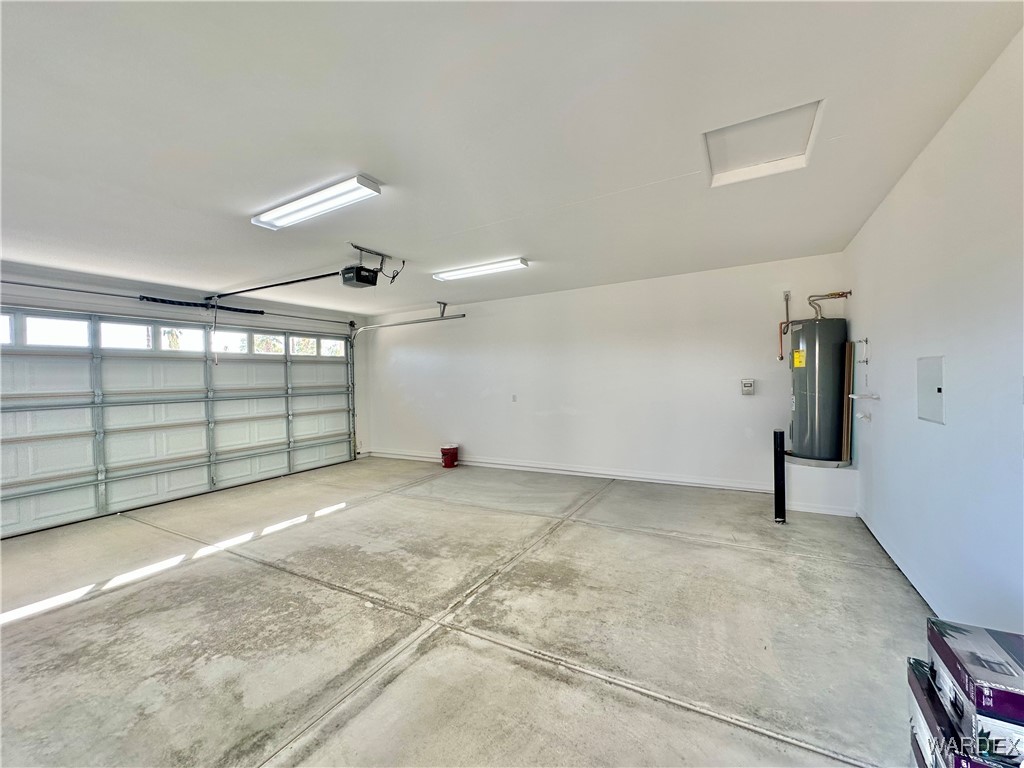 1671 Emerald Road Bullhead City, AZ 86442 - Photo 4 of 39 Garage