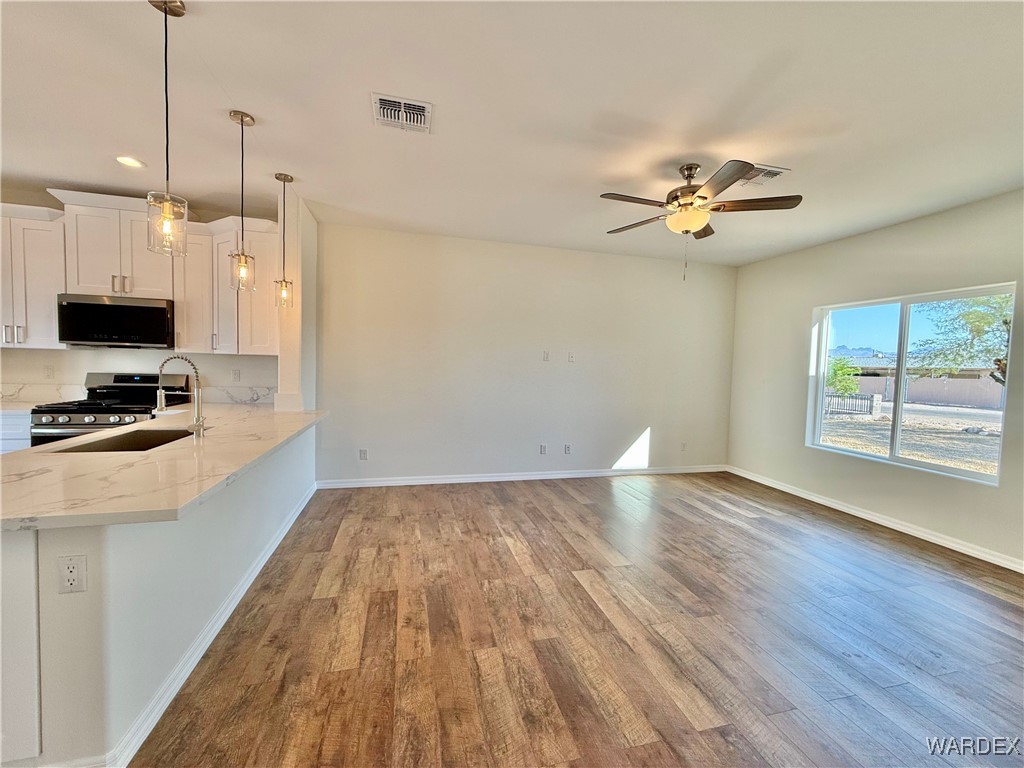 1671 Emerald Road Bullhead City, AZ 86442 - Photo 9 of 39 Living Room