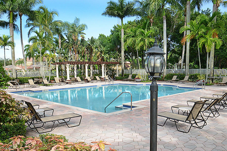 8565 Vía Serena Boca Raton, FL 33433 - Photo 31 of 37 Mizner Pool