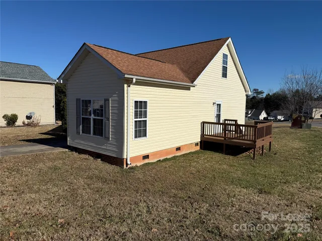 a view of a house with backyard
