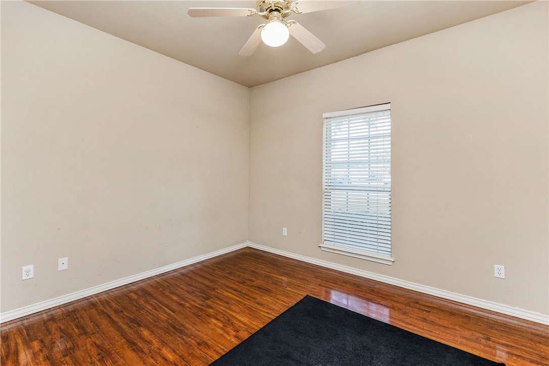 7306 Sun Valley Drive Corpus Christi, TX 78413 - Photo 25 of 40 an empty room with windows and ceiling fan
