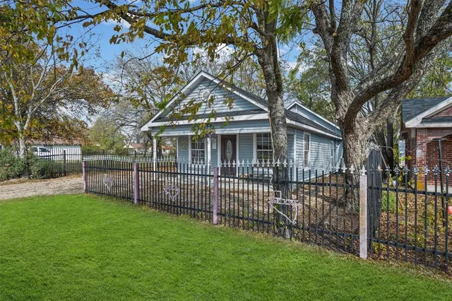 $220,000 | 2002 Northeast Main Street, Ennis, TX 75119