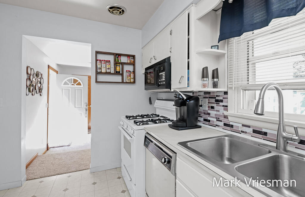 3125 Coolidge Road Muskegon, MI 49441 - Photo 18 of 46 3125CoolidgeRd-23LoRes