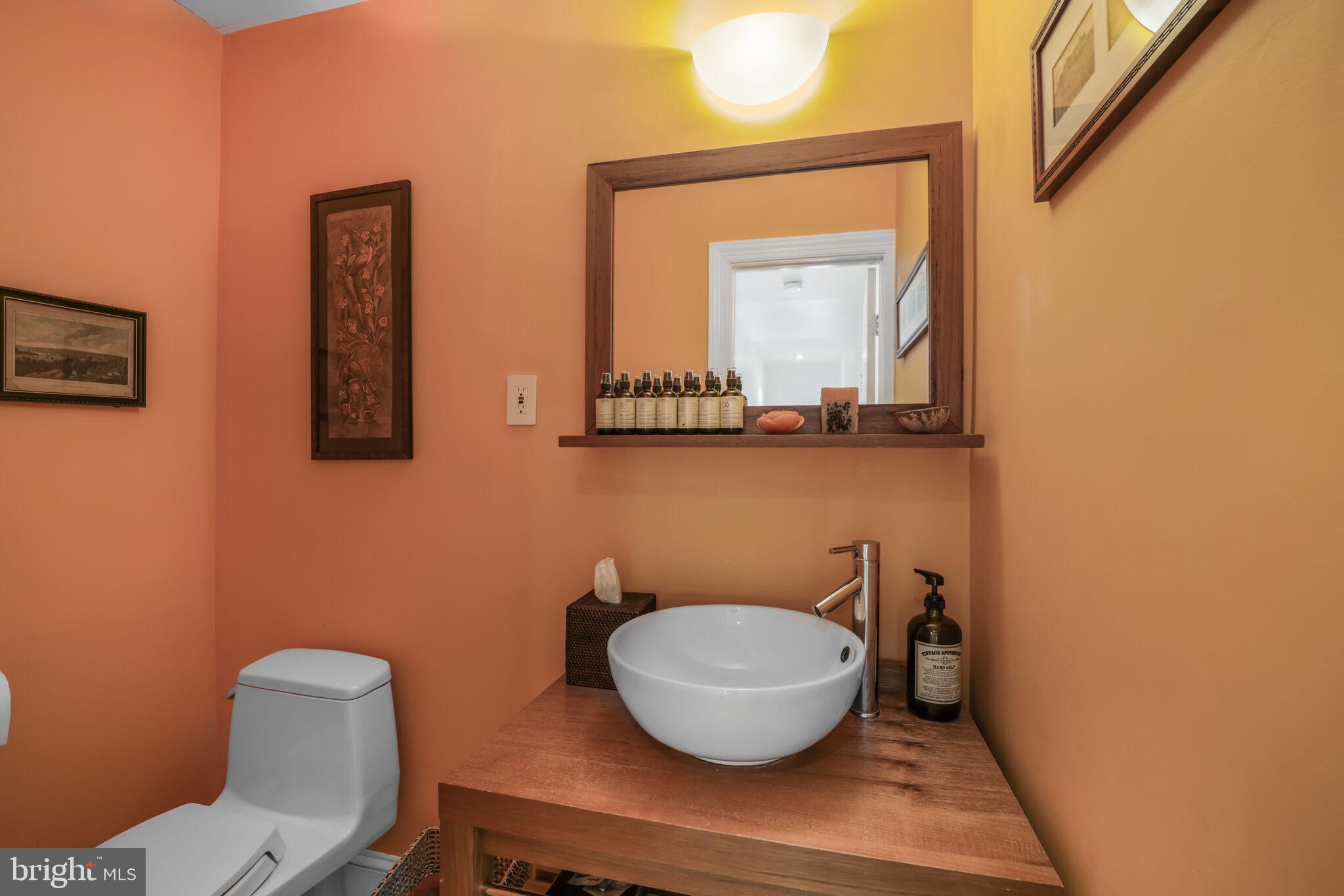 3927 Georgetown Court Northwest Washington, DC 20007 - Photo 27 of 34 a bathroom with a toilet