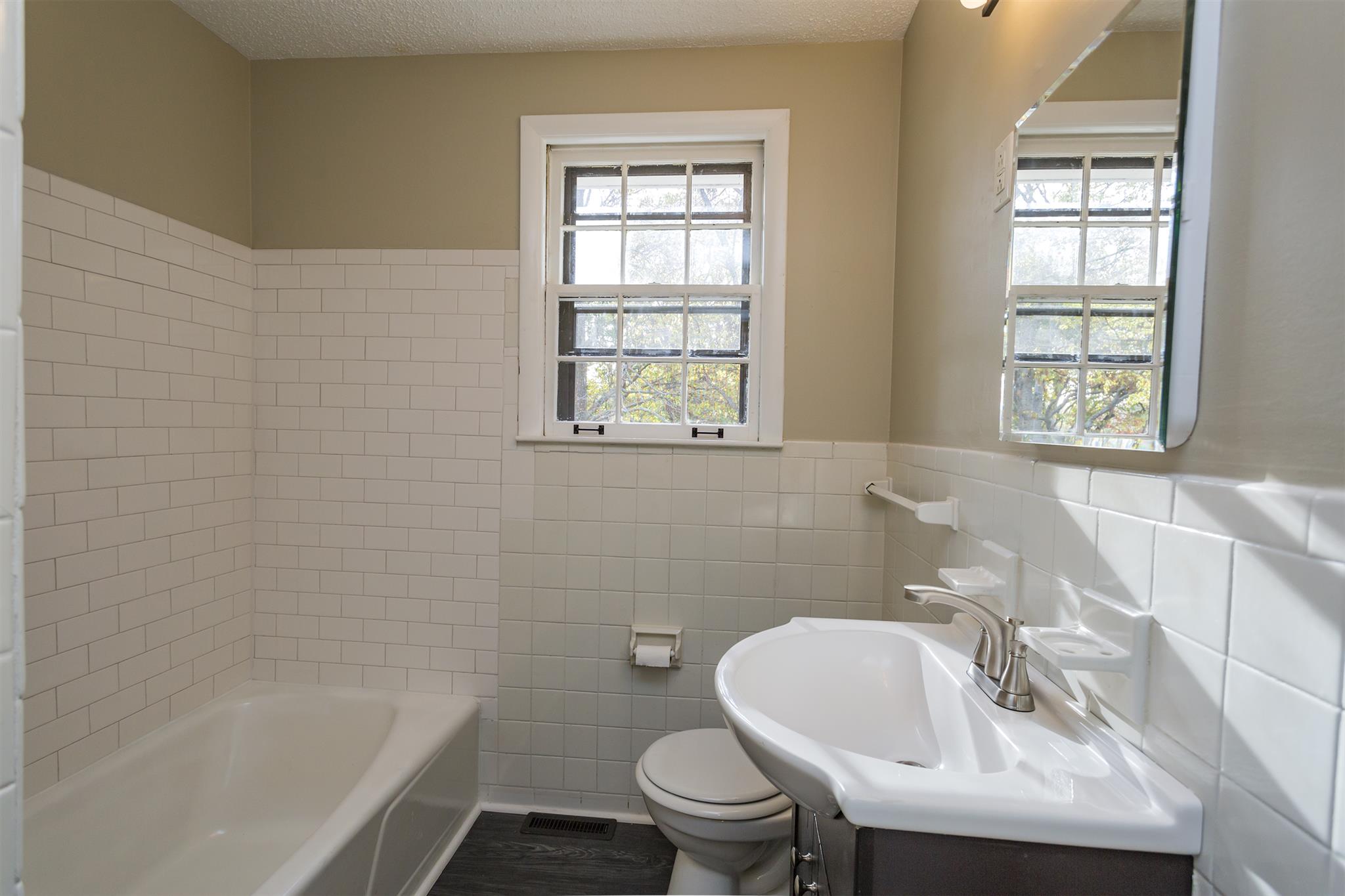 505 Harding Place Nashville, TN 37211 - Photo 11 of 24 a bathroom with a sink toilet and bathtub