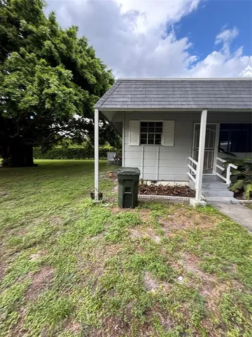 a view of a house with backyard