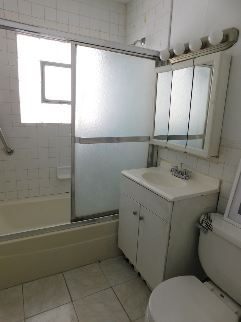 33 Hawthorne Lane Streamwood, IL 60107 - Photo 14 of 15 a bathroom with a sink toilet and shower