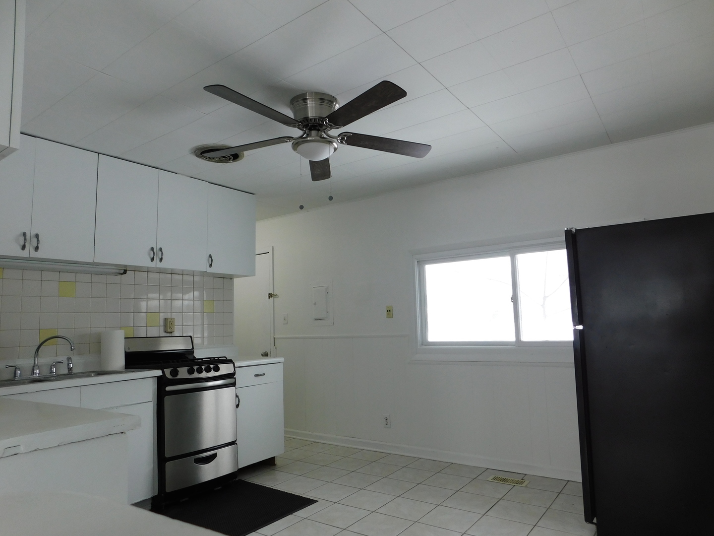 33 Hawthorne Lane Streamwood, IL 60107 - Photo 4 of 15 a kitchen with a stove cabinets and a refrigerator