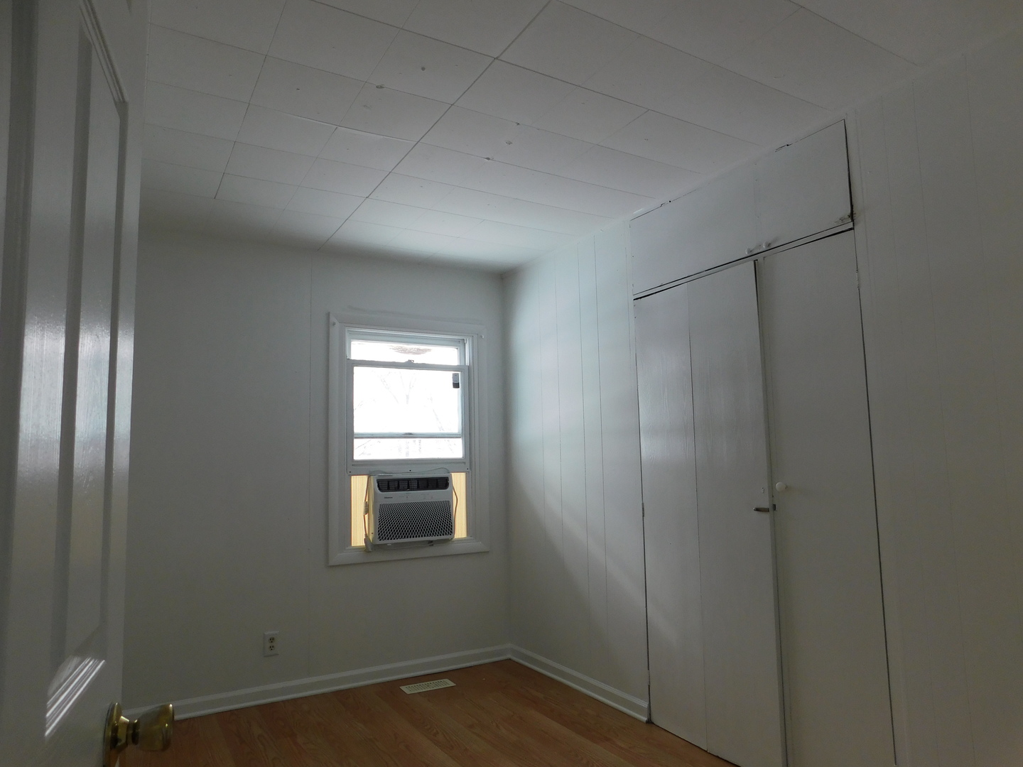 33 Hawthorne Lane Streamwood, IL 60107 - Photo 7 of 15 a room that has a window in it