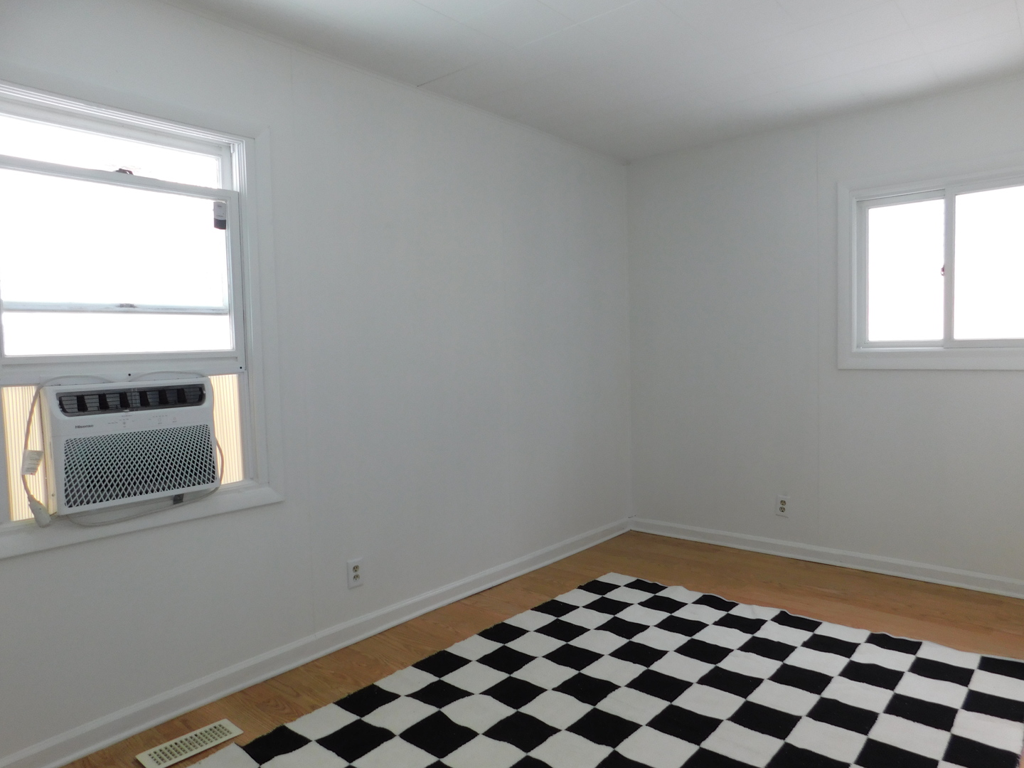 33 Hawthorne Lane Streamwood, IL 60107 - Photo 9 of 15 a bathroom with a window