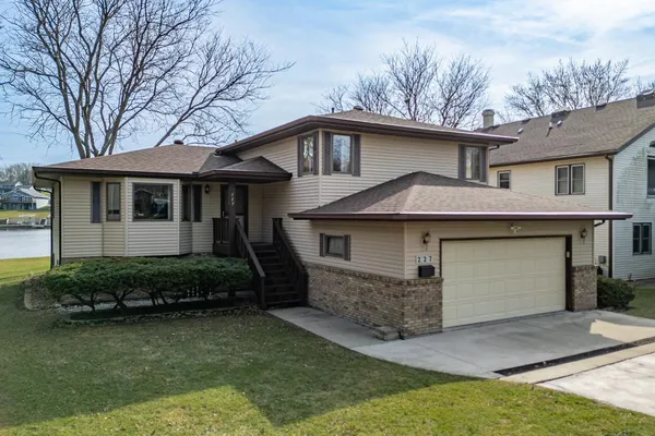 $585,000 | 227 Lake Summerset Road, Lake Summerset, IL 61019