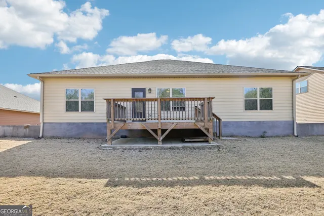 a view of a house with backyard and porch