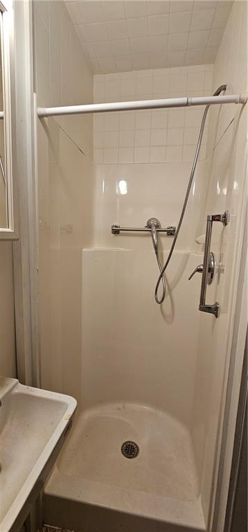 417 Uber Street New Castle, PA 16101 - Photo 12 of 43 a bathroom with a shower