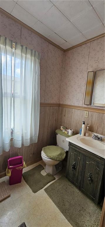 417 Uber Street New Castle, PA 16101 - Photo 23 of 43 a bathroom with a toilet and a sink