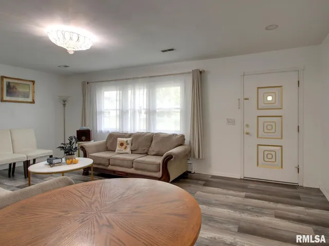 $245,000 | 2130 Sunnybrook Drive East, Quincy, IL 62301