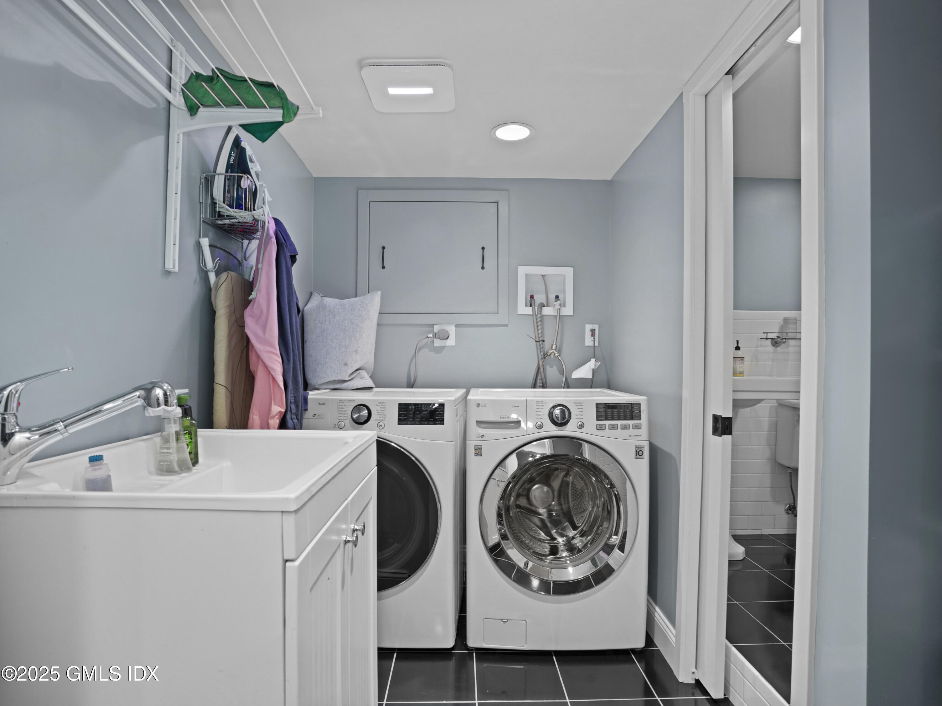25 Jeffrey Road Greenwich, CT 06830 - Photo 28 of 35 a utility room with dryer and washer