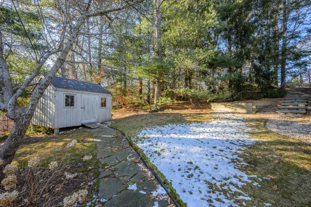 a view of a backyard