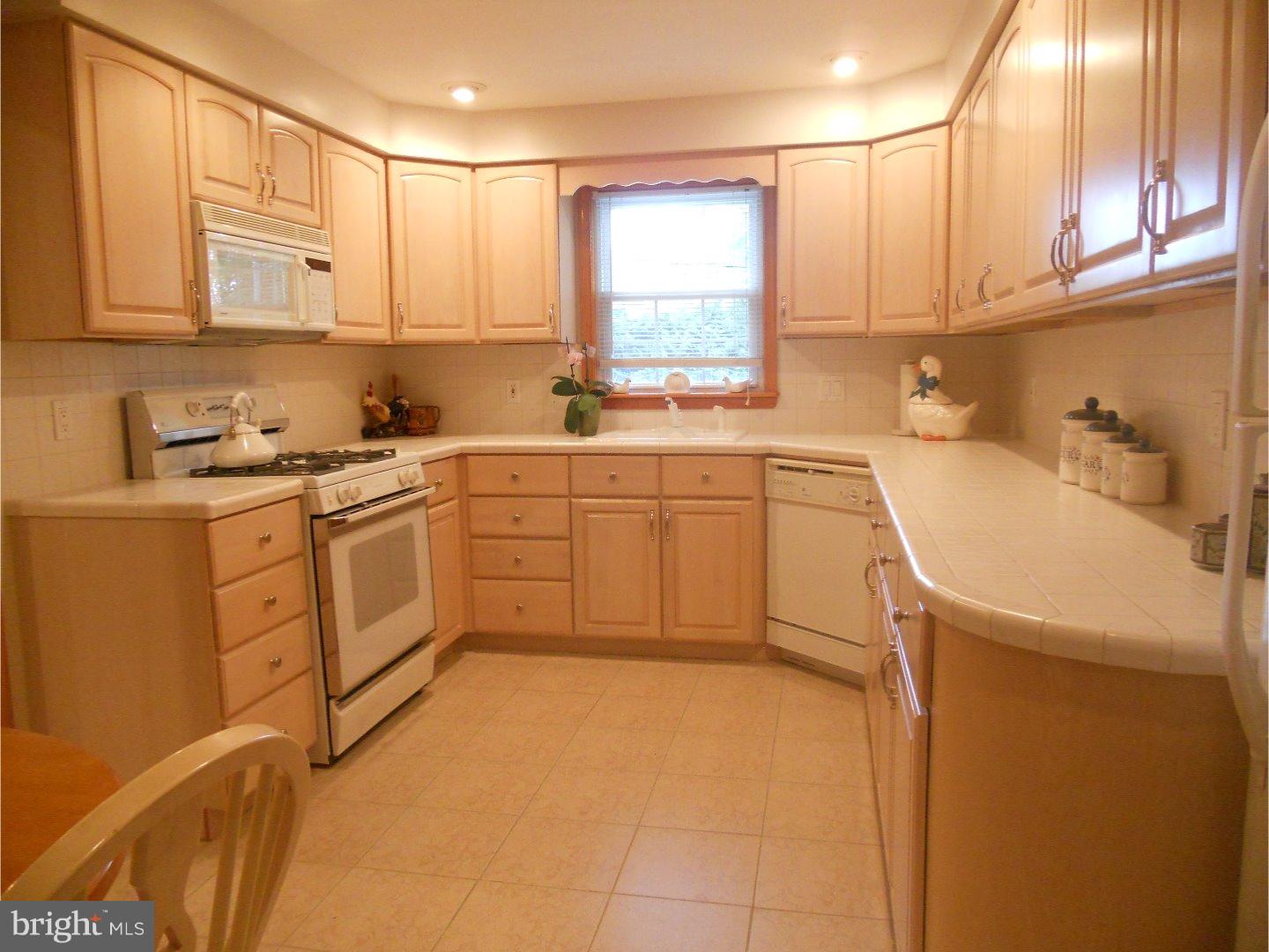 440 Emerson Road Huntingdon Valley, PA 19006 - Photo 6 of 16 Kitchen