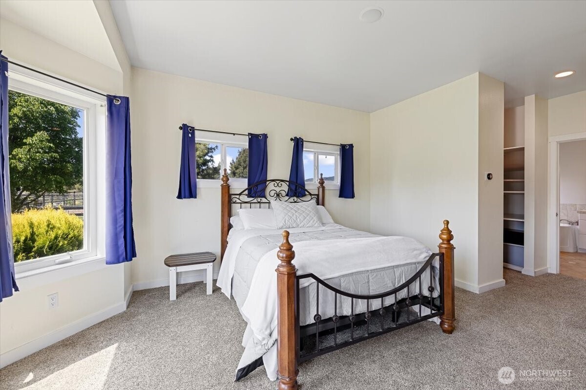 644 Masterson Road Cle Elum, WA 98922 - Photo 18 of 40 a bed room with a bed and a table