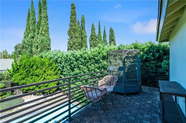 a view of a chairs setting in the backyard of a house