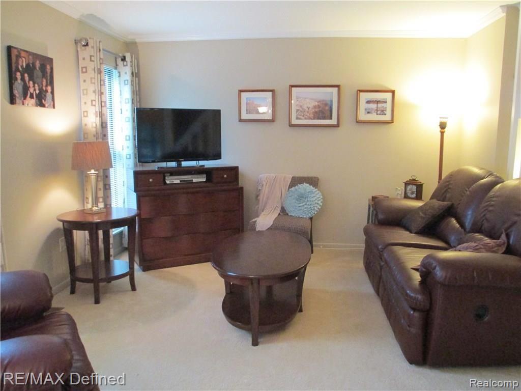 827 Langdon Court Rochester, MI 48307 - Photo 4 of 28 Living Room