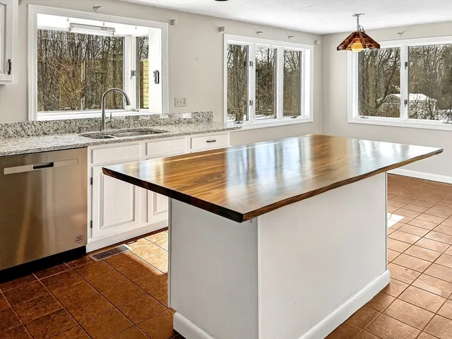 $3,600 | 6 Bancroft Street, Pepperell, MA 01463