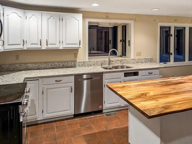 $3,600 | 6 Bancroft Street, Pepperell, MA 01463