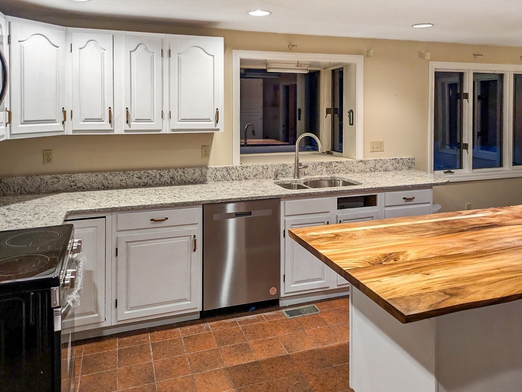 6 Bancroft Street Pepperell, MA 01463 - Photo 4 of 24