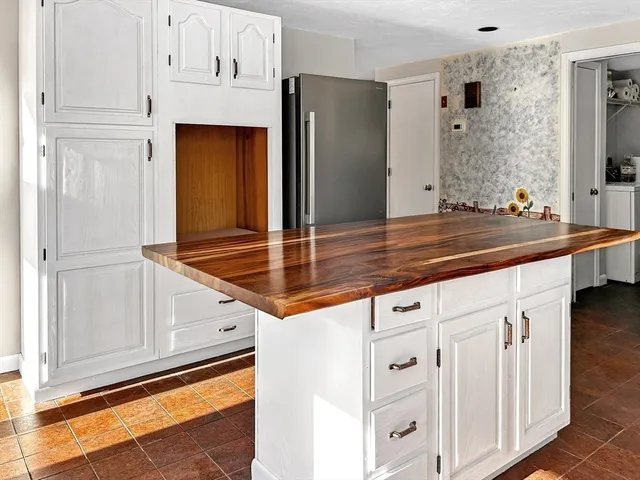 $3,600 | 6 Bancroft Street, Pepperell, MA 01463