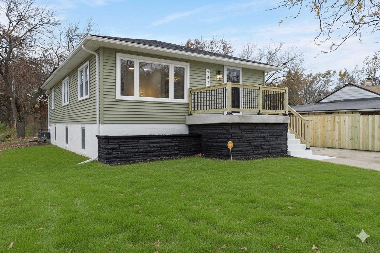 a view of a house with a yard