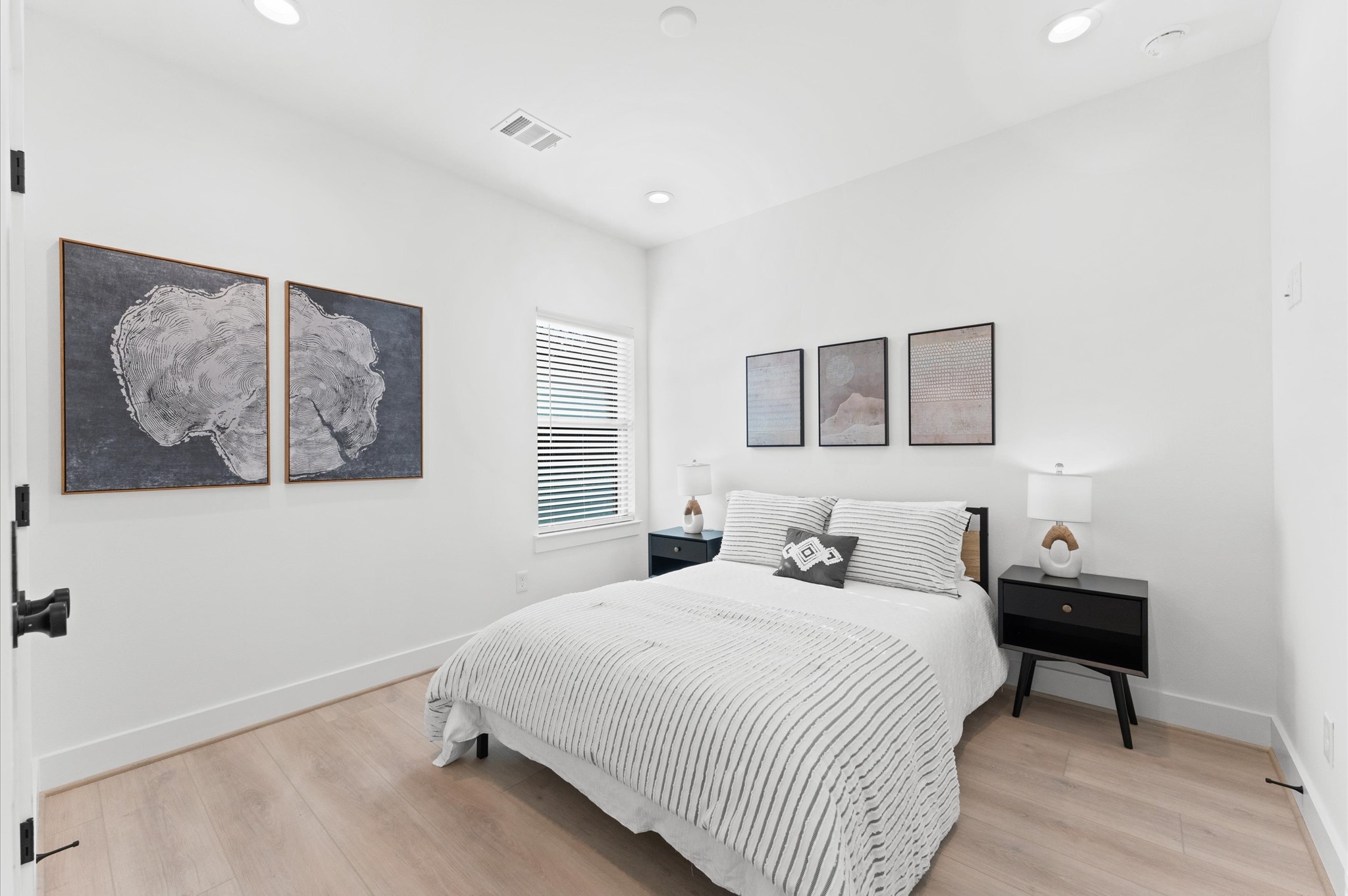 7805 Amelia Road, Unit B Houston, TX 77055 - Photo 33 of 35 Third floor secondary bedroom with full en-suite bath. Photos are from a previous NJA Homes development. Floor plan, finishes & specifications may vary.