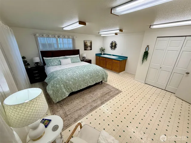 a bedroom with double bed and a large mirror