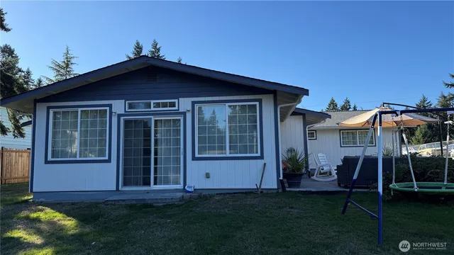 a view of a house with a yard
