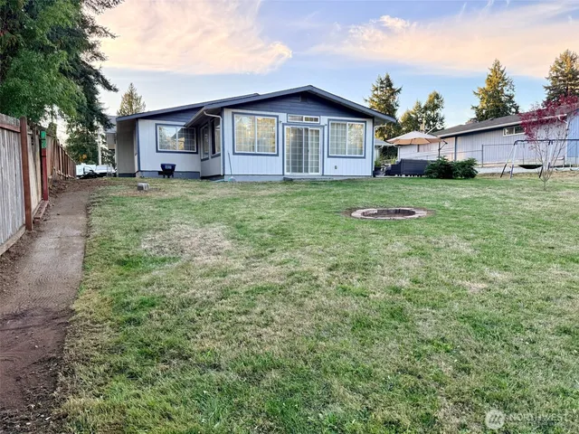 a view of a house with a yard