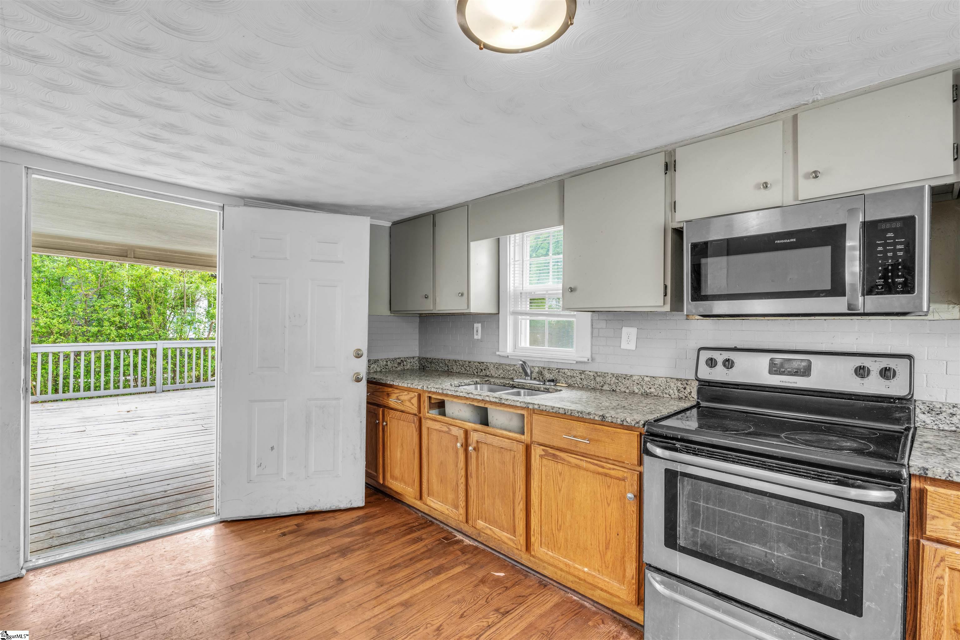 521 Perry Avenue Greenville, SC 29611 - Photo 4 of 21