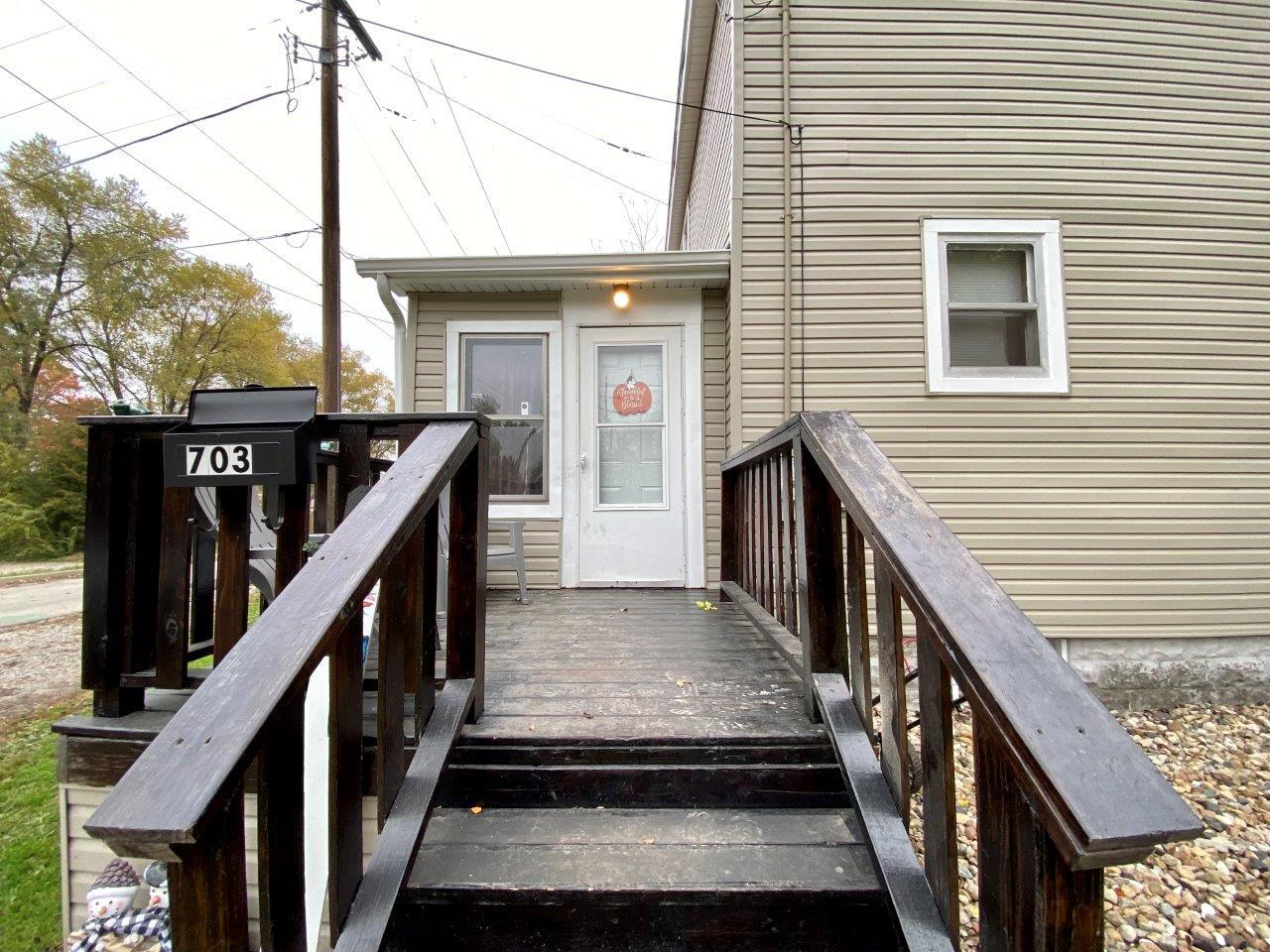 703 East Larue Street Streator, IL 61364 - Photo 2 of 38 a view of a entryway