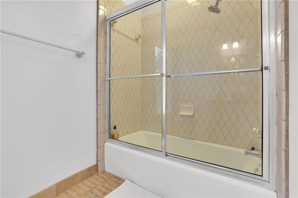 7155 Roswell Road, Unit 14 Atlanta, GA 30328 - Photo 21 of 35 a bathroom with a bathtub