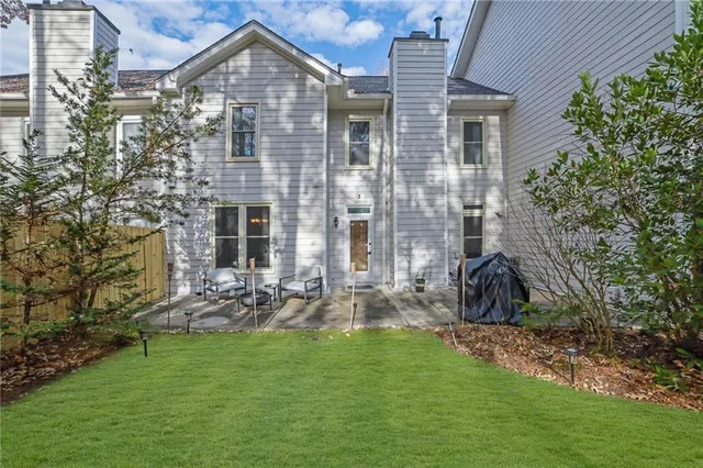 a view of a back yard