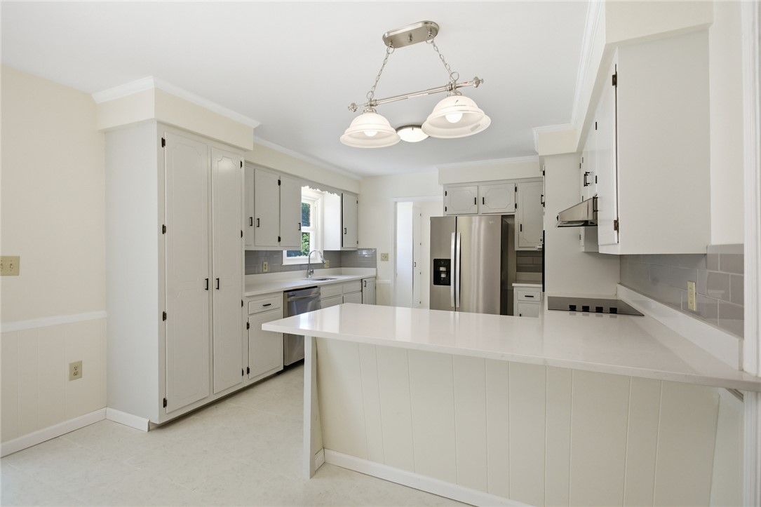 207 Greenmeadow Circle Anderson, SC 29626 - Photo 6 of 38 Bright and inviting kitchen with modern appliances and a functional layout.