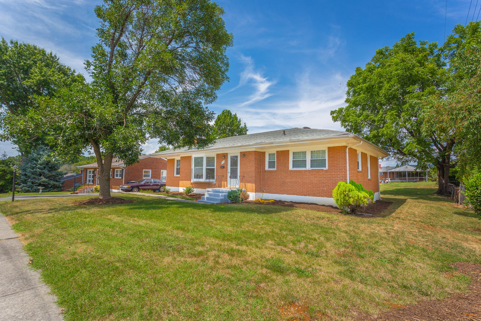 226 Frontier Road Northeast Roanoke, VA 24012 - Photo 2 of 33 IMG_1472