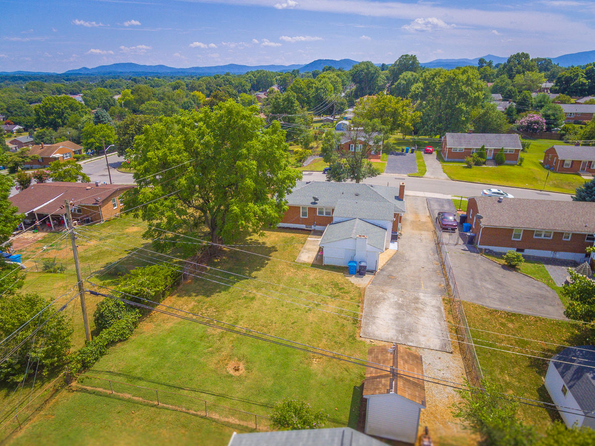 226 Frontier Road Northeast Roanoke, VA 24012 - Photo 6 of 33 IMG_1475