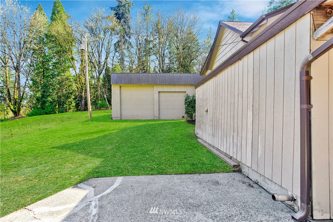16919 112th Place Northeast Bothell, WA 98011 - Photo 32 of 40 a view of a back yard of the house