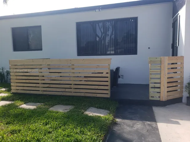 a view of a backyard