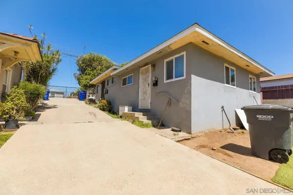 a view of a house with backyard