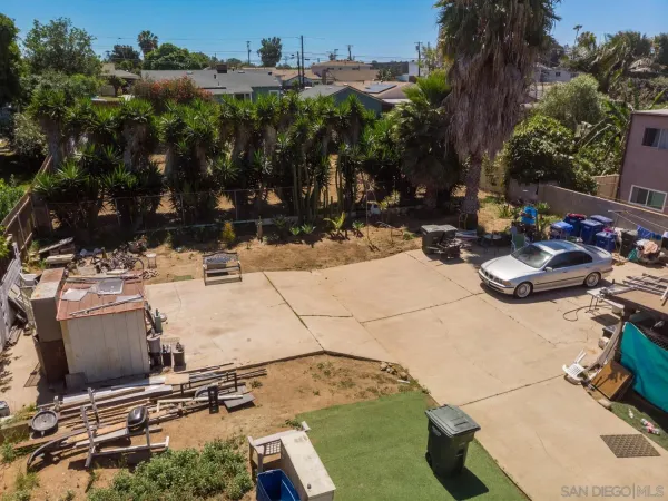 a view of a backyard of the house