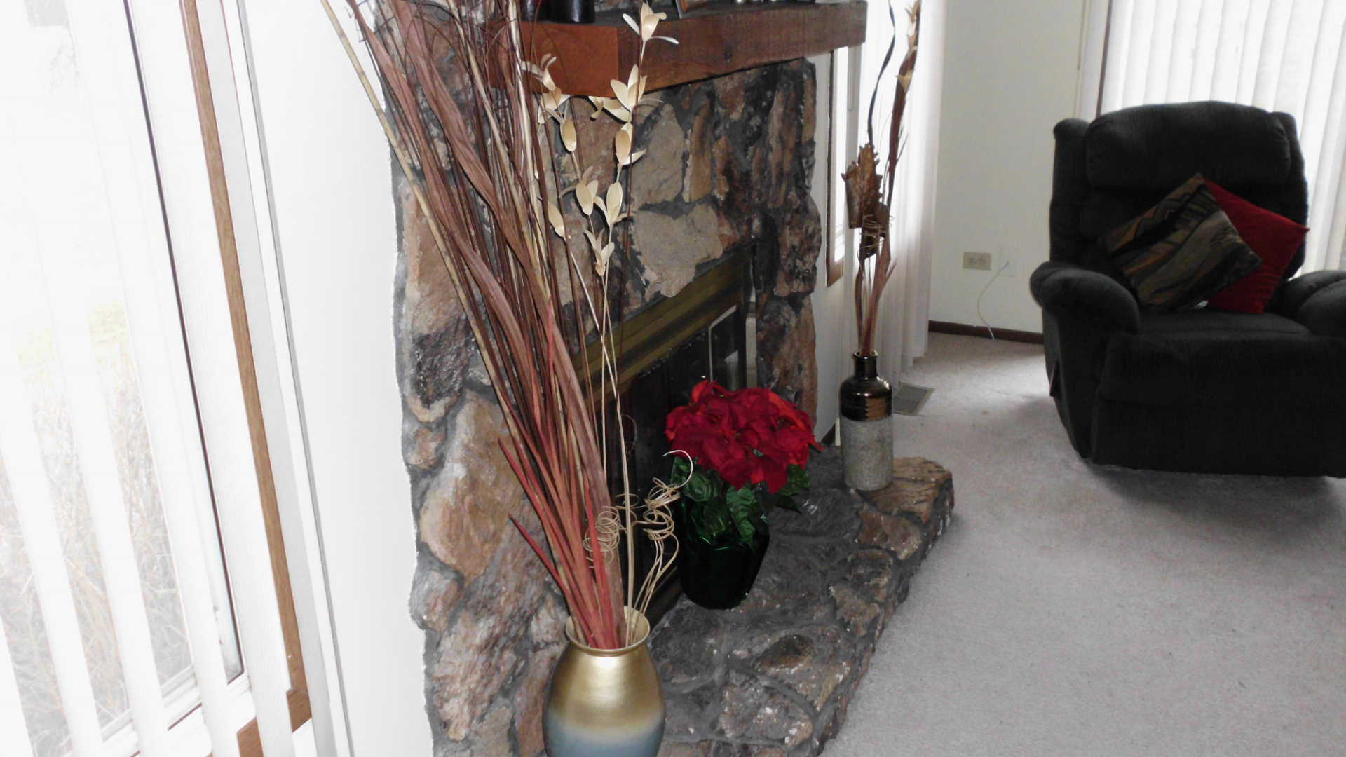 29 Churn Road Matteson, IL 60443 - Photo 3 of 11 a view of hallway with furniture and a potted plant
