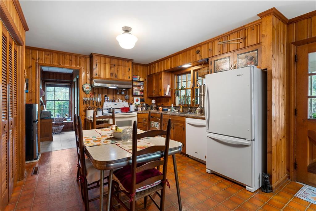 79 Floyd Road Southwest Cartersville, GA 30120 - Photo 13 of 50 a table and chairs sitting in a kitchen