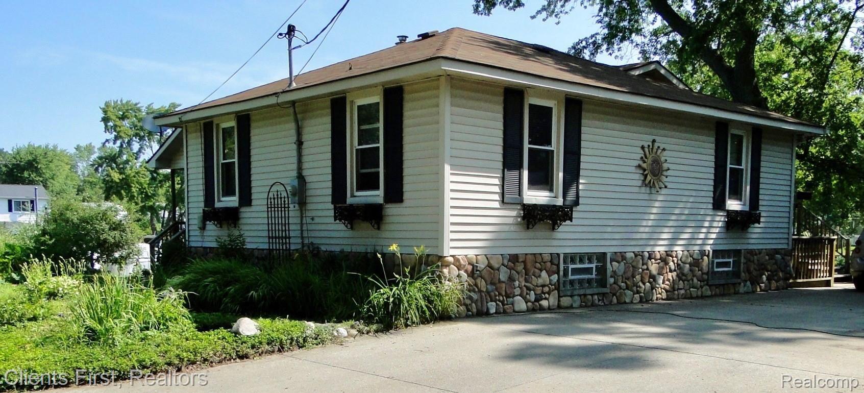 2146 Hampton Road White Lake, MI 48386 - Photo 4 of 59 Low maintenance vinyl siding!