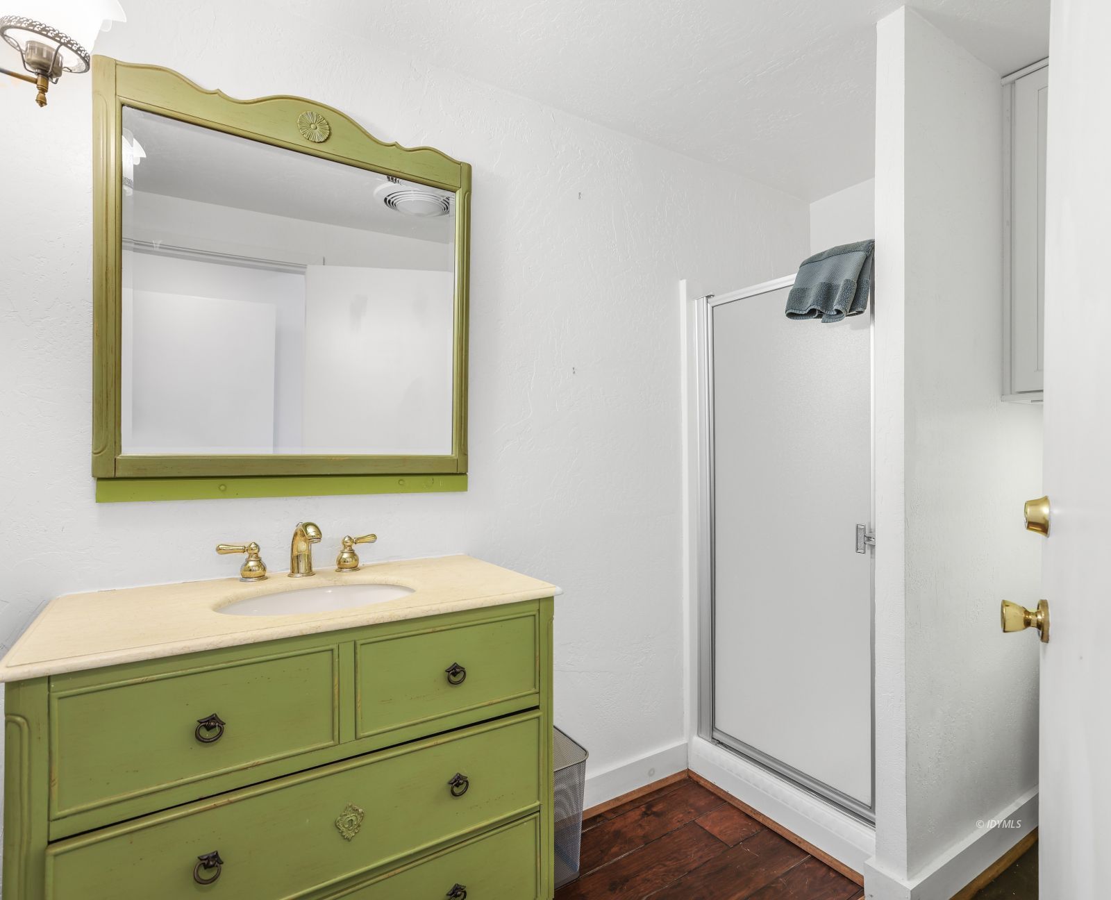 55100 Pine Crest Avenue Idyllwild, CA 92549 - Photo 20 of 50 a bathroom with a sink and a mirror
